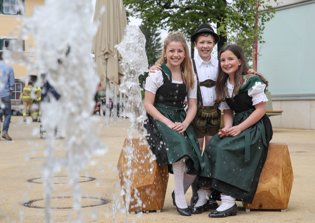 Eröffnung neugestalter Marktplatz in ThalgauFoto: Franz Neumayr      21.5.2017Im Bild beim dem neuen Springbrunnen: Julia, Melanie und Andreas von der Brauchtumsgruppe "d´Wartenfelser