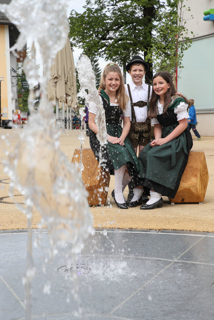 Eröffnung neugestalter Marktplatz in ThalgauFoto: Franz Neumayr      21.5.2017Im Bild beim dem neuen Springbrunnen: Julia, Melanie und Andreas von der Brauchtumsgruppe "d´Wartenfelser