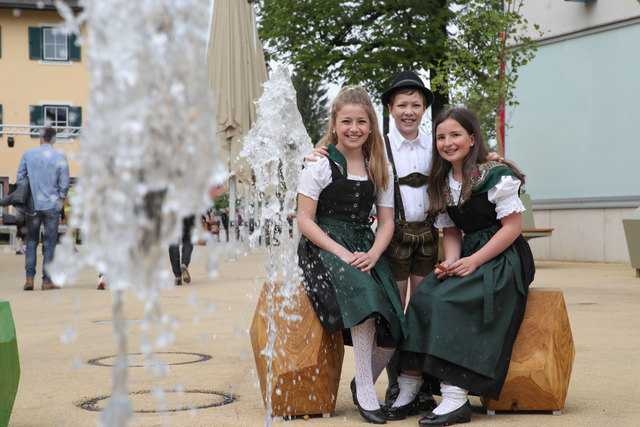 Eröffnung neugestalter Marktplatz in ThalgauFoto: Franz Neumayr      21.5.2017Im Bild beim dem neuen Springbrunnen: Julia, Melanie und Andreas von der Brauchtumsgruppe "d´Wartenfelser