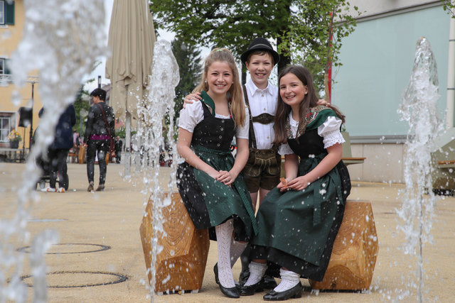 Eröffnung neugestalter Marktplatz in ThalgauFoto: Franz Neumayr      21.5.2017Im Bild beim dem neuen Springbrunnen: Julia, Melanie und Andreas von der Brauchtumsgruppe "d´Wartenfelser