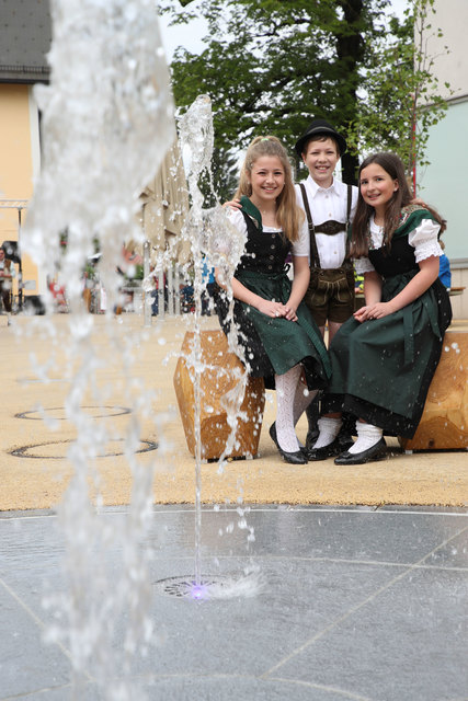 Eröffnung neugestalter Marktplatz in ThalgauFoto: Franz Neumayr      21.5.2017Im Bild beim dem neuen Springbrunnen: Julia, Melanie und Andreas von der Brauchtumsgruppe "d´Wartenfelser