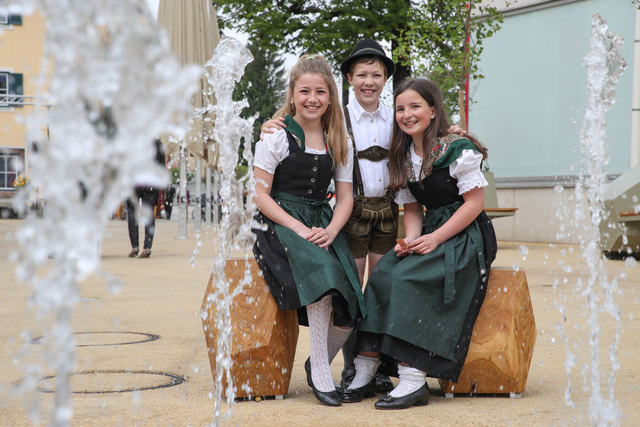 Eröffnung neugestalter Marktplatz in ThalgauFoto: Franz Neumayr      21.5.2017Im Bild beim dem neuen Springbrunnen: Julia, Melanie und Andreas von der Brauchtumsgruppe "d´Wartenfelser