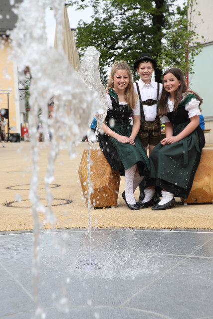 Eröffnung neugestalter Marktplatz in ThalgauFoto: Franz Neumayr      21.5.2017Im Bild beim dem neuen Springbrunnen: Julia, Melanie und Andreas von der Brauchtumsgruppe "d´Wartenfelser