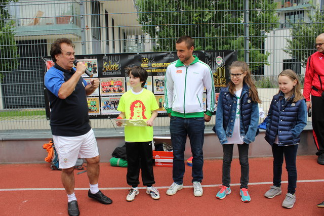 Escolinha-Gründer Luiz Santos mit seinem Sohn Niko und Rapid-Spieler Steffen Hofmann sowie dessen Töchter.