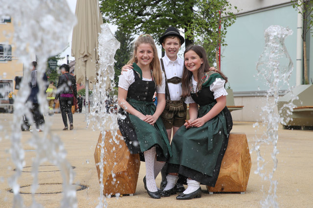 Eröffnung neugestalter Marktplatz in ThalgauFoto: Franz Neumayr      21.5.2017Im Bild beim dem neuen Springbrunnen: Julia, Melanie und Andreas von der Brauchtumsgruppe "d´Wartenfelser