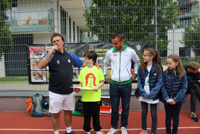 Escolinha-Gründer Luiz Santos mit seinem Sohn Niko und Rapid-Spieler Steffen Hofmann sowie dessen Töchter.
