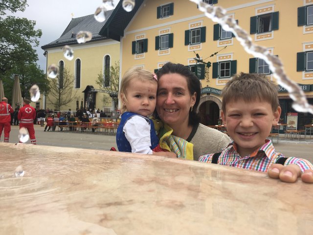 Fanden Gefallen am Springbrunnen: Heidi Ramsauer mit den Sprösslingen Elisabeth und Markus.