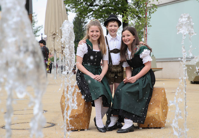 Eröffnung neugestalter Marktplatz in ThalgauFoto: Franz Neumayr      21.5.2017Im Bild beim dem neuen Springbrunnen: Julia, Melanie und Andreas von der Brauchtumsgruppe "d´Wartenfelser