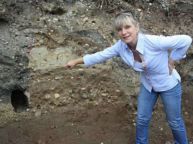 Die Stadtarchäologen dokumentieren den Skelettfund am Stephansplatz. Grabbeigaben helfen, den Fund zeitlich einzuordnen. | Foto: www.wien.gv.at