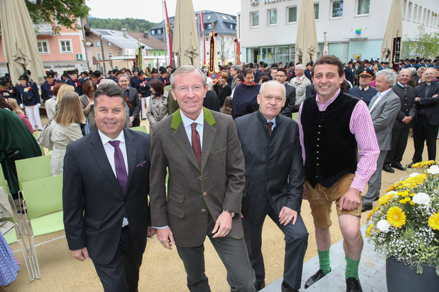 Eröffnung neugestalter Marktplatz in Thalgau
Foto: Franz Neumayr      21.5.2017
Im Bild v.l. Landesrat Hans Mayr, Landeshauptmann Wilfried Haslauer, Bezirkshauptmann Reinhold Mayer und Bürgermeister Martin Greisberger | Foto: Franz Neumayr