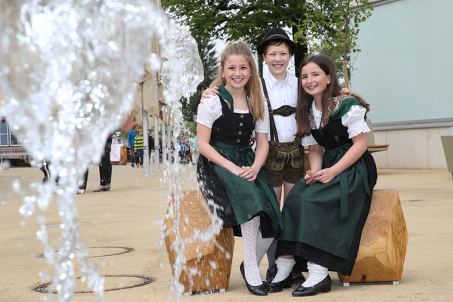 Eröffnung neugestalter Marktplatz in ThalgauFoto: Franz Neumayr      21.5.2017Im Bild beim dem neuen Springbrunnen: Julia, Melanie und Andreas von der Brauchtumsgruppe "d´Wartenfelser