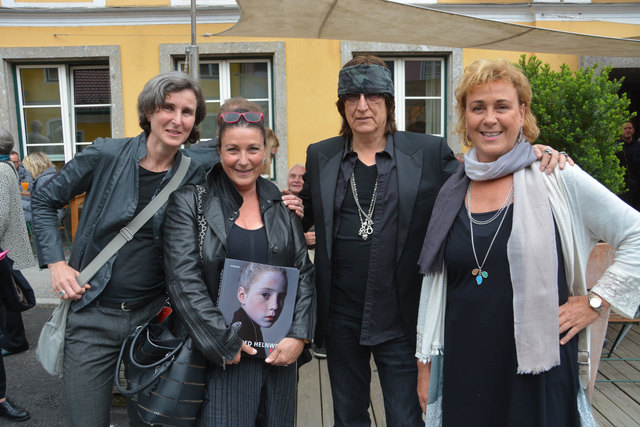 Werner Berg-Enkeltöchter Haldis, Hemma und Helga mit Gottfried Helnwein