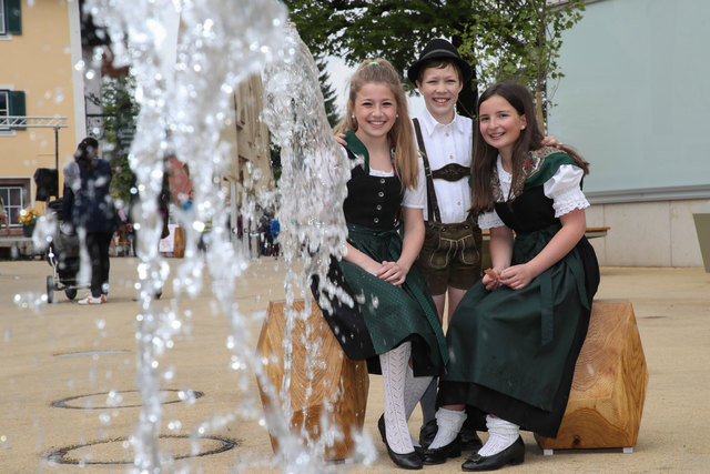 Eröffnung neugestalter Marktplatz in ThalgauFoto: Franz Neumayr      21.5.2017Im Bild beim dem neuen Springbrunnen: Julia, Melanie und Andreas von der Brauchtumsgruppe "d´Wartenfelser