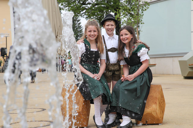 Eröffnung neugestalter Marktplatz in ThalgauFoto: Franz Neumayr      21.5.2017Im Bild beim dem neuen Springbrunnen: Julia, Melanie und Andreas von der Brauchtumsgruppe "d´Wartenfelser