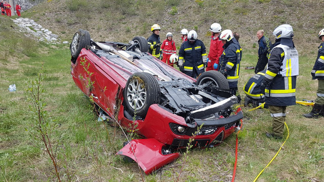 Das Auto des Deutschen landete auf dem Dach. | Foto: ZOOM Tirol