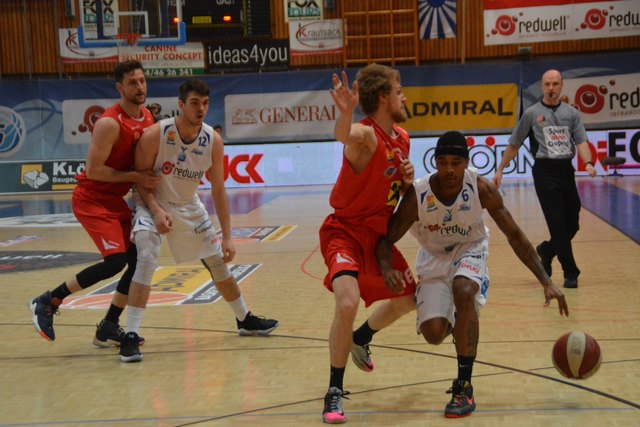 Derek Jackson (re.) wurde zum "Besten Verteidiger" der Saison gekürt. Benjamin Blazevic (2.v.li.) war im vierten Spiel bester Gunners-Werfer.