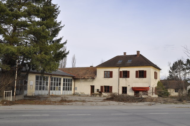 Abbruchreifes Gelände beim Kreisverkehr. Hier wird das neue "Fachmarktzentrum" mit DM, Hofer und eventuell Spar entstehen. | Foto: Braun