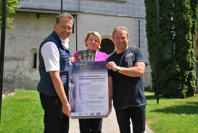 Josef Pleikner, Elke Zerava und Gottfried Würcher vor der Stiftskirche Millstatt