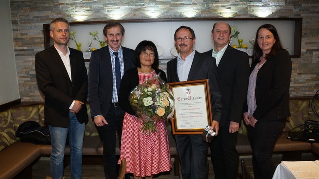 Am Bild v.l.: GV Buttazzoni, Bürgermeister Rauscher, Maria & Wolfgang Scharinger, GV Mitgutsch, Vizebürgermeister Löffler. | Foto: Foto: privat