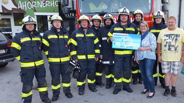 Ulli Wall mit den Feuerwehrkameraden. | Foto: Foto: privat