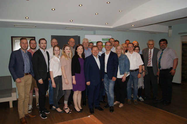 Der wiedergewählte Stadtparteiobmann Jürgen Kovacic und sein ÖVP-Team mit Werner Amon und anderen Ehrengästen.