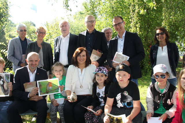 Die Besucher und die Schüler der vier Naturparkschulen genossen einen wunderschönen Frühlingstag im Schulhof der VS Sieggraben.