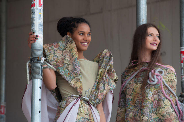 Ihre neusten Modekreationen präsentieren die Schülerinnen bei der großen Show "Mode Vision Ebensee". | Foto: HLA Ebensee / Fritz Scheichl