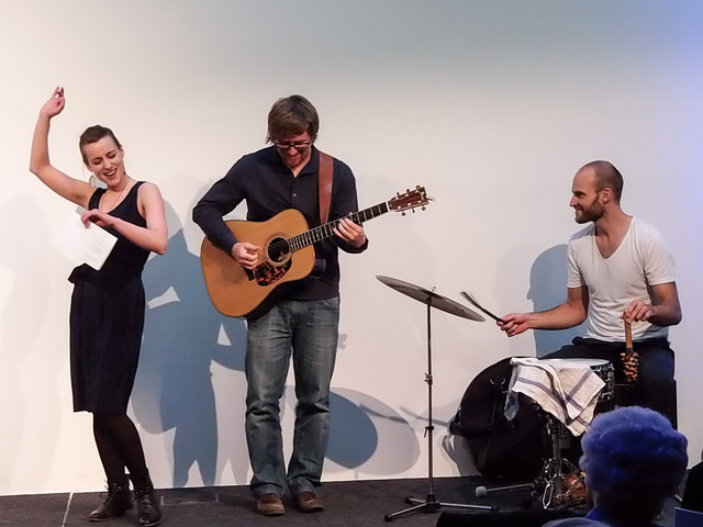 Improvisation und Talent: Kulturpreisträgerin Christina Scherrer singt mit David Eibl und Sigi Mittermayr.