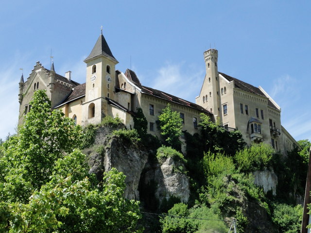 Die 1078 erstmals erwähnte Burg Eberstein existiert nicht mehr. Die Wehranlage gilt im 17. Jhdt als verfallen; lag höher oben am Berg (Gutsche) und ist heute vermutlich dem Dolomitwerk zum Opfer gefallen. Die untere Burg, das heutige Schloss war eine um einen Innenhof gruppierte Ansammlung von Wohnbauten. Die Burg geht auf eine Auseinandersetzung zwischen dem Salzburger Erzbischof und dem Kaiser zurück . Eberstein und Friesach waren Salzburger Stützpunkte.