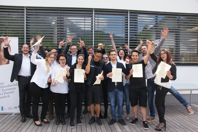 Die die glücklichen Gewinner Marilena Thöni und Andreas Schranz mit den Jurymitgliedern, Testkunden und Lehrern.