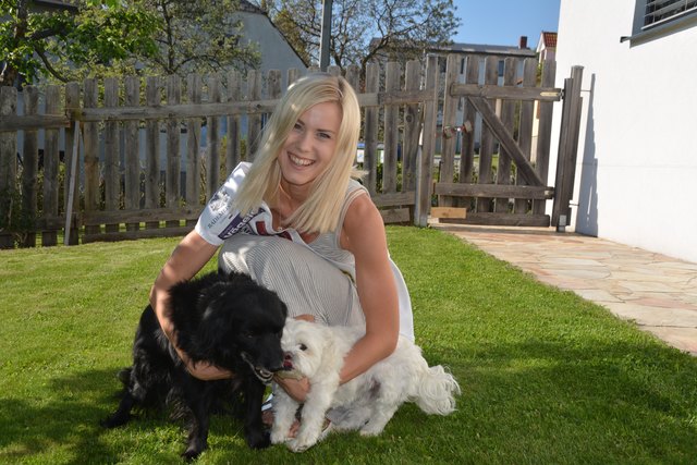 Daniela Krug mit Stewy und Louis beim Spielen.