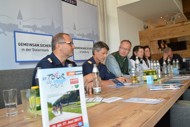 Ein Schwerpunktthema der Tour de Mur ist diesmal "Sicherheit". Bei der Pressekonferenz sprachen Polizisten und Organisatoren darüber.
