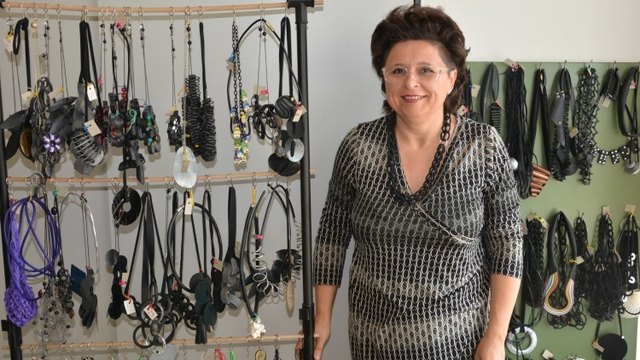 Doris Haromy-Kirchknopf macht ihr Hobby zum Zweitberuf: Upcycling von ungewöhnlichen Materialien zu Asseccoires. | Foto: WKO Burgenland