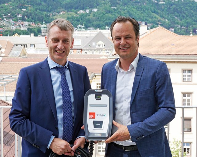 Die TIWAG und der Wohnbauträger ZIMA installieren eine E-Ladeinfrastruktur im Zuge eines Neubauprojekts in Kundl: TIWAG-Vorstandsvorsitzender Erich Entstrasser mit ZIMA-Geschäftsführer Alexander Wolf (re.). | Foto: TIWAG/Mergl
