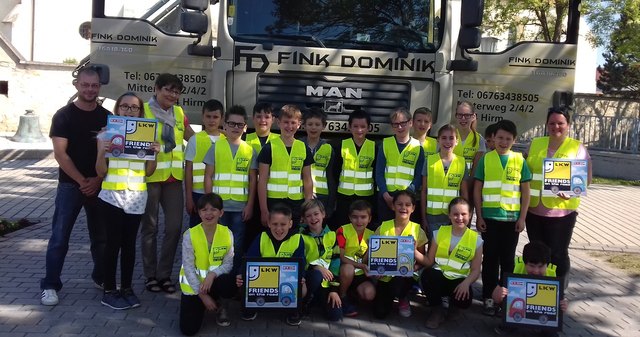 Transportunternehmer Dominik Fink, Volksschul-Direktorin Ljuba Martina Palatin-Wild und Klassenlehrerin Iris Klikovits mit den Kindern der 3. und 4. Klasse der Volksschule Oslip | Foto: WK