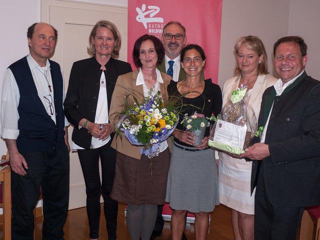 Im Bild von links: Josef Sams, Doraja Eberle, Birgit Höpflinger, Andreas Gutenthaler, Katharina Stöllinger, Daniela Rosenegger und Bürgermeister Thomas Ließ. | Foto: Katholisches Bildungswerk Salzburg