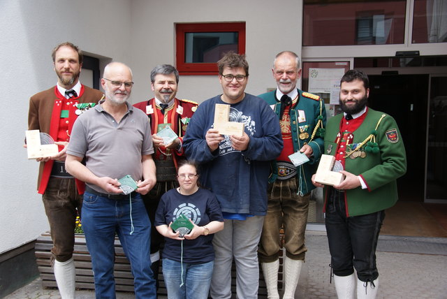 Übergabe der Trophäen: René Theisen, Franz Huber, Rupert Usel, Lisi Pregenzer, Reinhard Jochum, Fritz Gastl und Christoph Pinzger (v.l.).