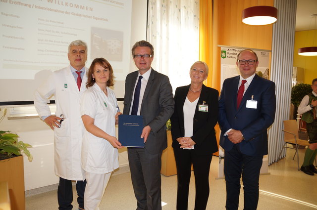 DGKP Angelika Simmel-Fraissler überreichte LR Christopher Drexler ihre Master-Arbeit.