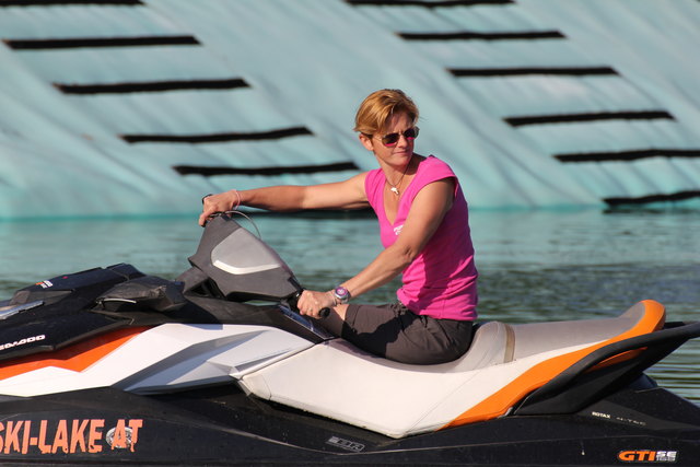 Jet Ski-Weltmeisterin Katharina Lach gibt Anweisungen.