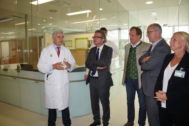 Prim. Peter Mrak führte LR Christopher Drexler und alle Ehrengäste durch das Haus.