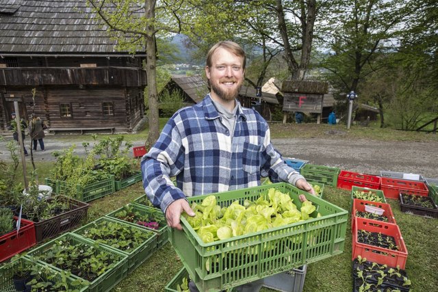 Kleintier-Züchter Thomas aus Magdalensberg baut auch eigenes Gemüse an | Foto: ATV/Kainerstorfer