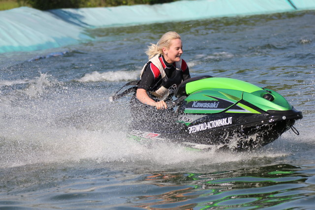 Tamara Tippler übte sich am Jetski und hatte sichtlich Spaß.