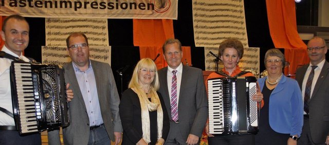 Muamer Kebic (Musikalischer Leiter),  Gemeindevertreter Wolfgang Kultsar, Dir. Barbara Zimmer (Musikum Saalfelden),
Bgm. Erich Rohrmoser, Obfrau Doris Frank, Stadträtin Karin Amon und Dechant Alois Moser. | Foto: Salzburger Akkordeonverein Saalfelden
