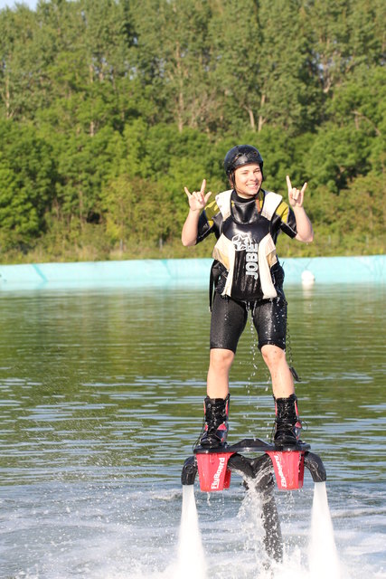 Abfahrt- und Super-G-Queen Nici Schmidhofer am Flyboard