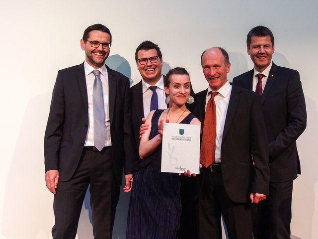 Ehrliche Freude trotz schauspielerischem Talent zeigte Kulturpreisträgerin Christina Scherrer. vl: Bürgermeister Andreas Lindorfer, Kulturausschussobmann Roland Straußberger, Christina Scherrer, Musikschuldirektor Gustav Auzinger und Raiffeisen-Geschäftsleiter Region Rohrbach Ludwig Kapfer.