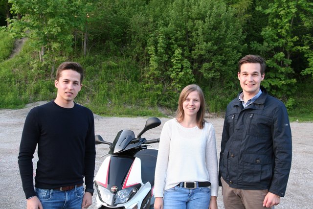GR Philipp Gaugl, GR Anna Weber und GR Matthias Einkemmer fordern einen Outdoor-Treffpunkt am Sportplatz. | Foto: ZukA
