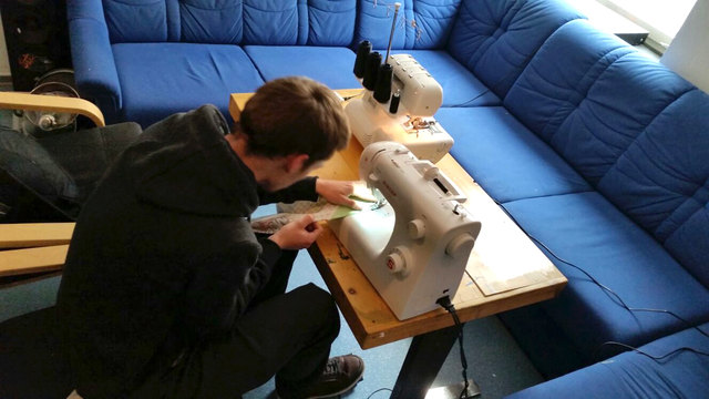 An der Nähmaschine sind Genauigkeit und Geschick gefragt