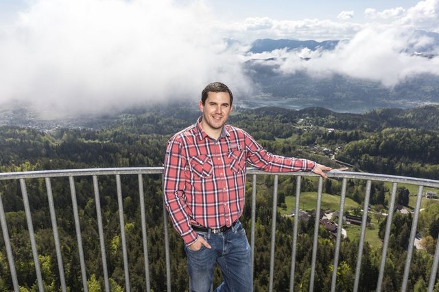 Wie es sich für einen echten Keutschacher gehört: Stefan auf dem Pyramidenkogel-Turm | Foto: ATV/Kainerstorfer