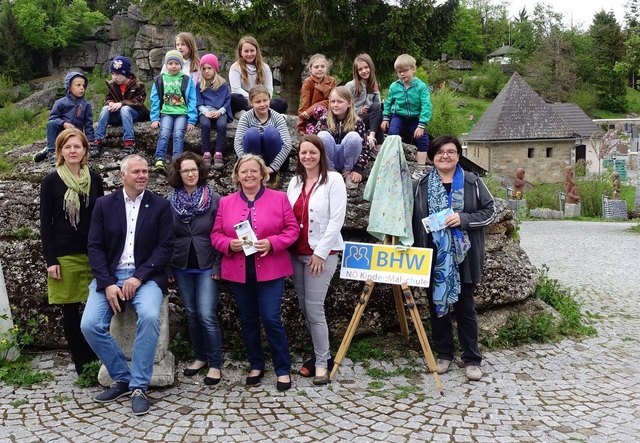 Kinder v.l.n.r. : Moritz Dörfler, Kevin Hackl, Raphael Lechner, Clara Hochwallner, Sarah Farthofer, Laura Schrammel, Hannah-Sophie Wagesreither, Sarah Fichtinger, Theresa Hahn, Eveline und  Emilian Lechner (nicht am Bild: Miriam Fichtinger und Stefanie Rumpold)
Erwachsene v.l.n.r.: Rosemarie Pichler, Vzbgm. Roland Zimmer, Monika Mayerhofer, Bgm. NR Angela Fichtinger, Michaela Lamberg und Regina Sprinzl | Foto: BHW