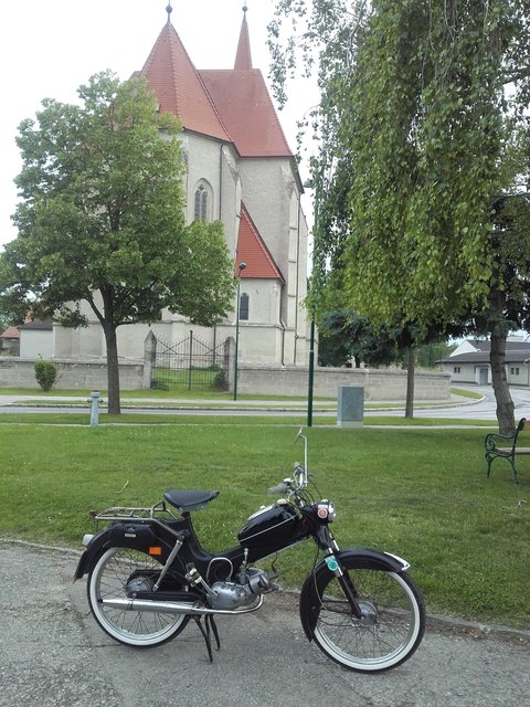1958er Puch vor der Kirche Lichtenwörth´s. Der Weg ist das Ziel - und sollte man doch unfreiwillig stehen bleiben: Treten, treten, treten